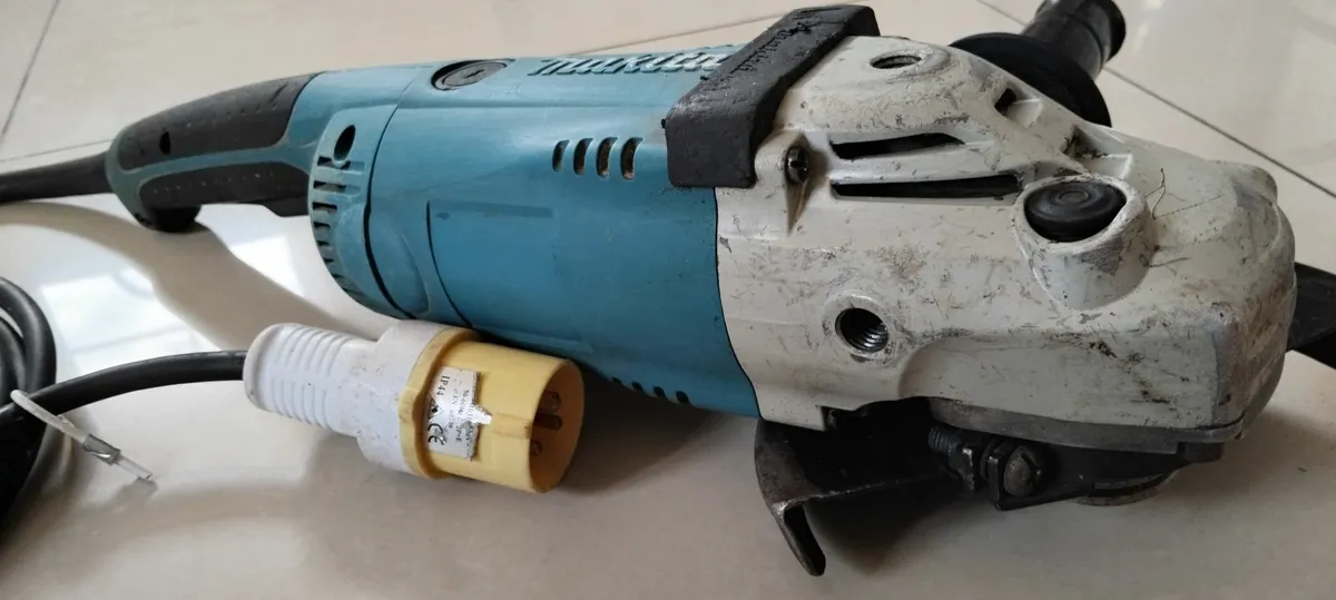Makita GA9020 230mm 9" Angle Grinder 110v - Image 4