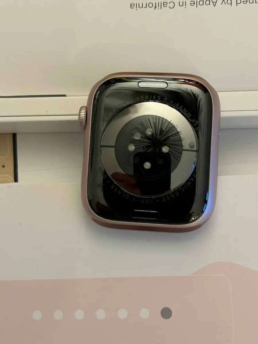 Apple Watch 9 45mm GPS pink like new - Image 3