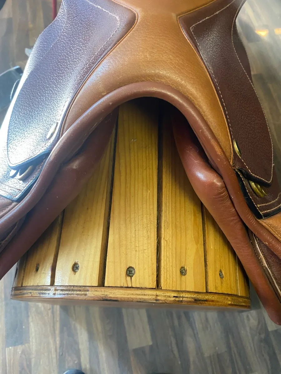 17.5 brown Leather jumping saddle - Image 3