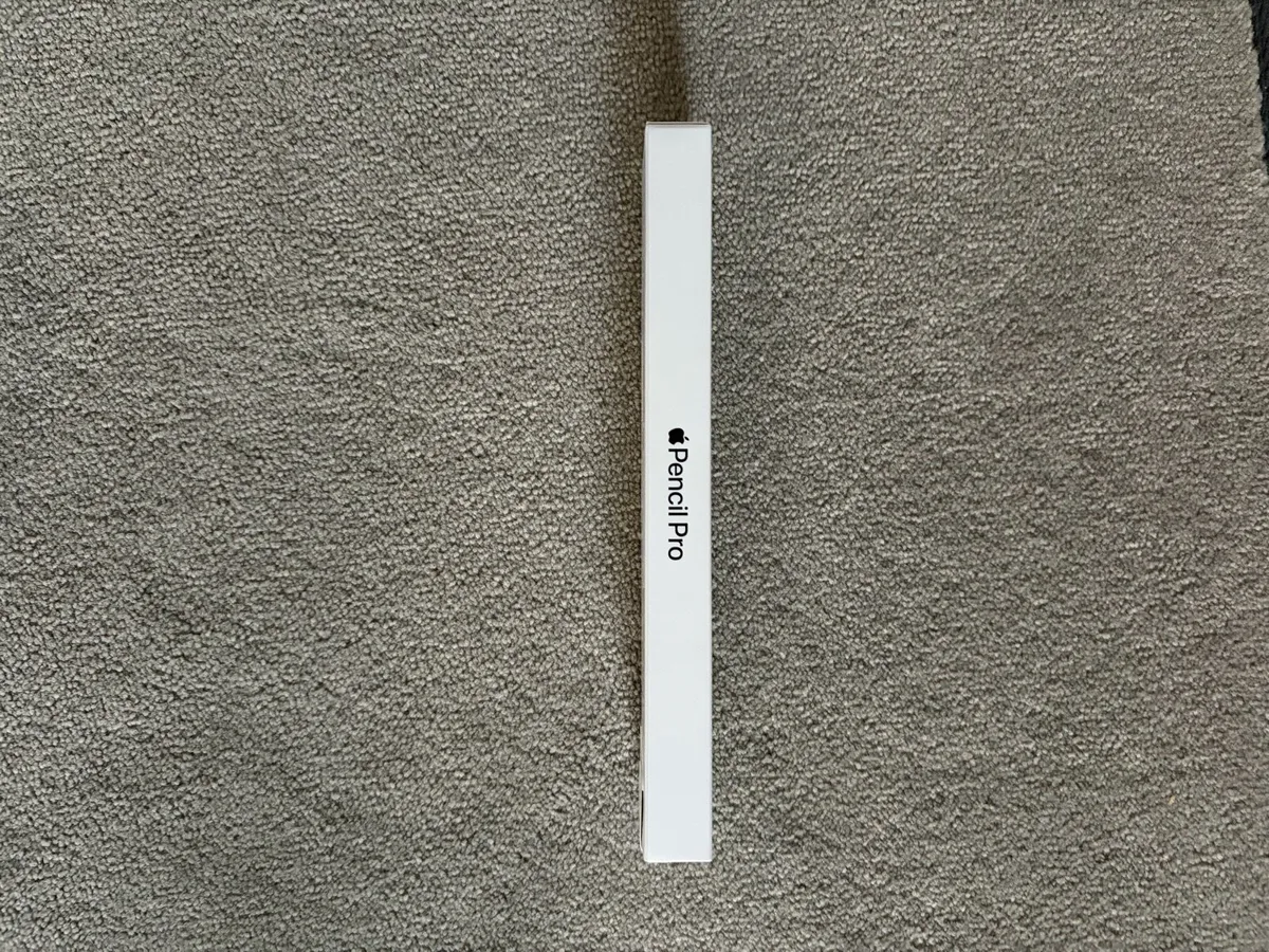 Apple iPad Pro 13 inch, keyboard and pencil - Image 2