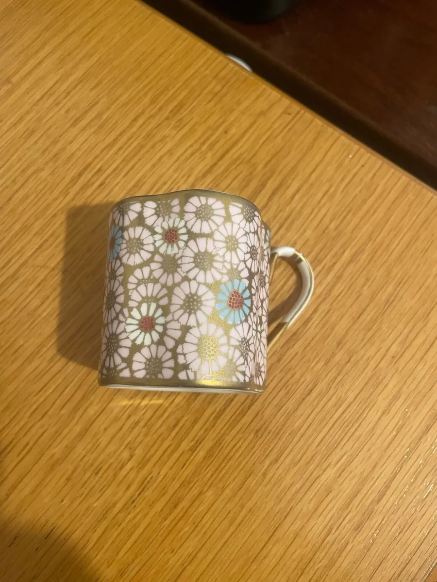 Wedgwood - Scallop Daisy Teacup and Saucer - Image 4