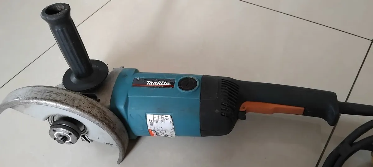 Makita 9067 180mm 7" Angle Grinder 110v - Image 2