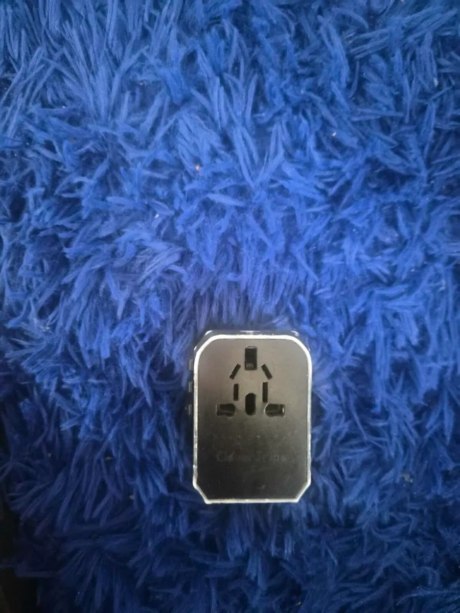 Worldwide travel adapter - Image 1