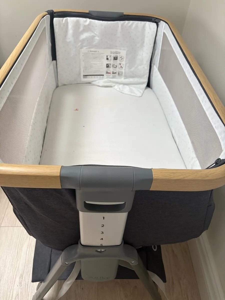 Tutti Bambini CoZee Lite Bedside Crib Charcoal - Image 4