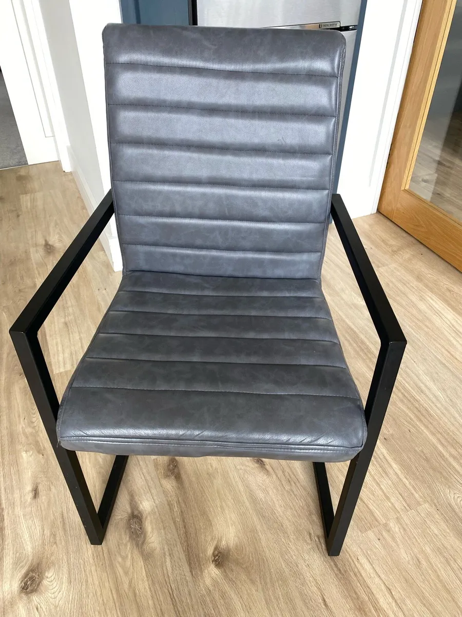 Table and chairs - Image 3