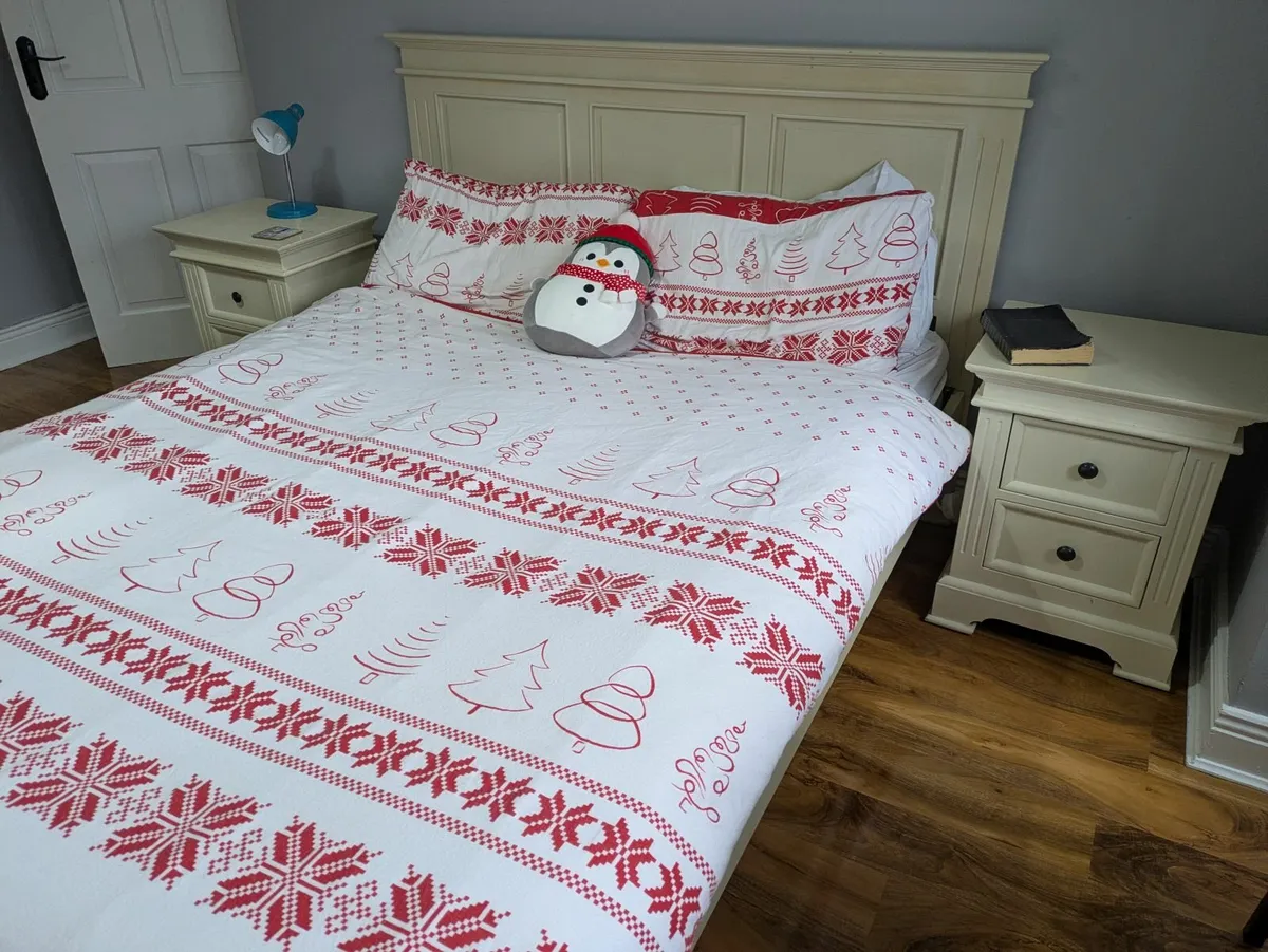 King size bed and bedside lockers - Image 1