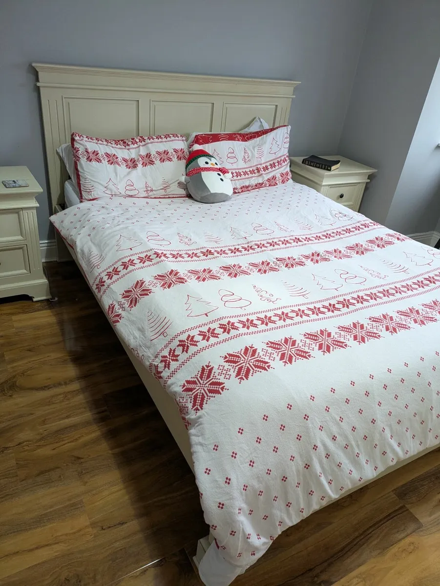 King size bed and bedside lockers - Image 4