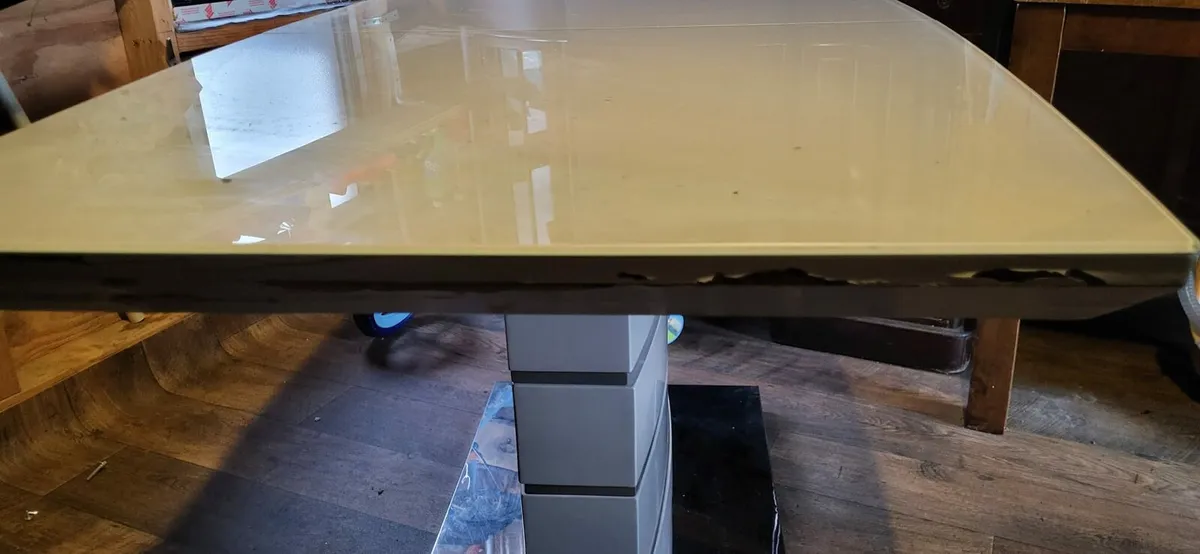 Glass table and 6 chairs - Image 1