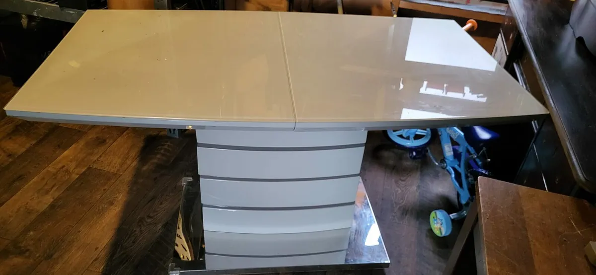 Glass table and 6 chairs - Image 2