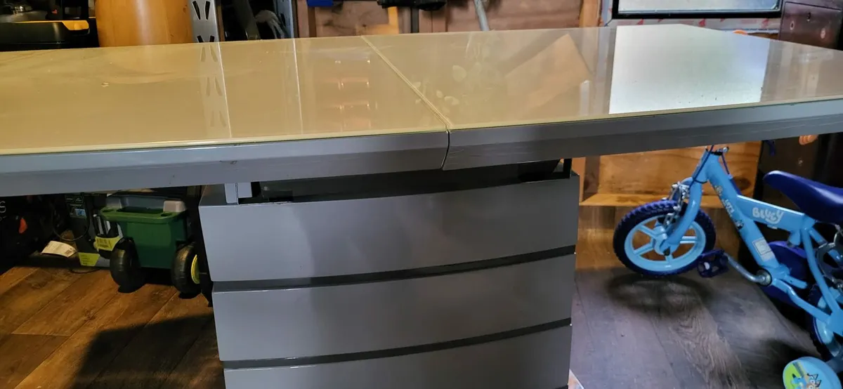 Glass table and 6 chairs - Image 3