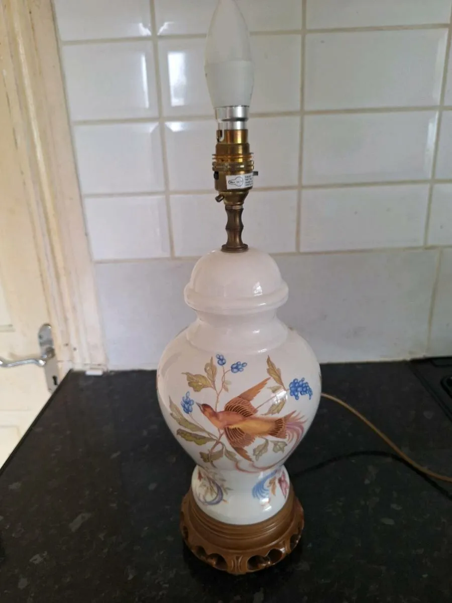 Beautiful ceramic table lamp - Image 1