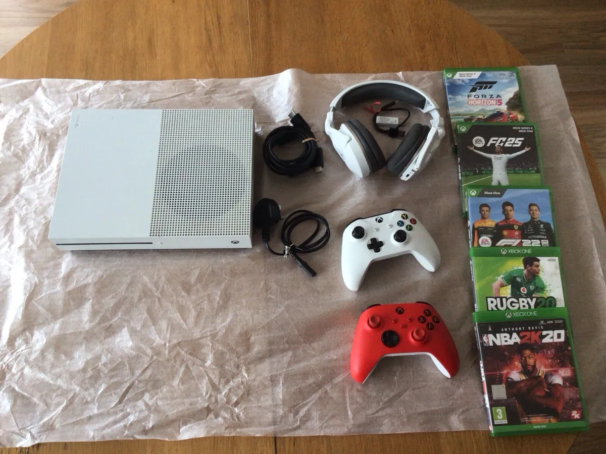 Xbox one games+2 controller - Image 1