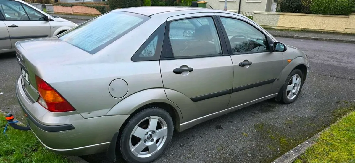 Ford Focus Saloon - Image 4