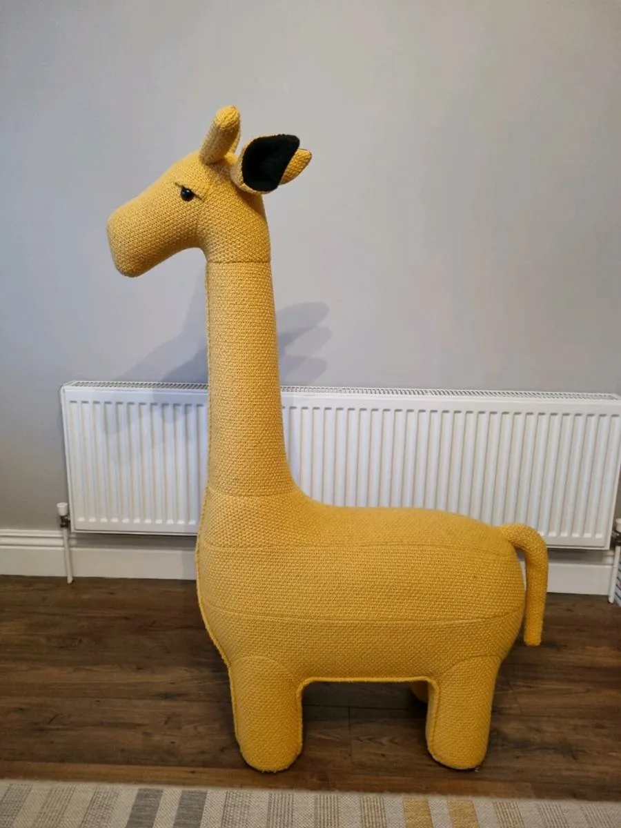 Carraig Donn kids Giraffe Stool - Image 1