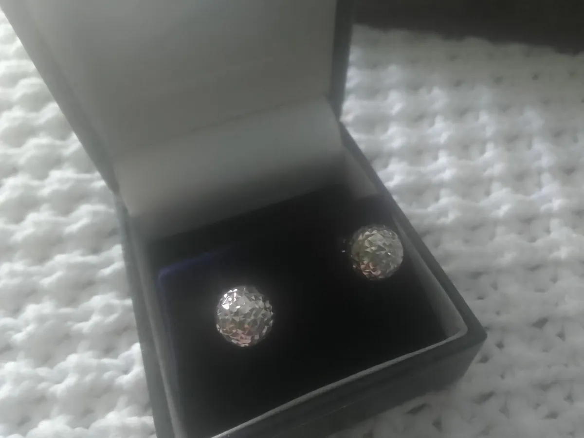 9ct white gold diamond cut ball stud earrings new - Image 1