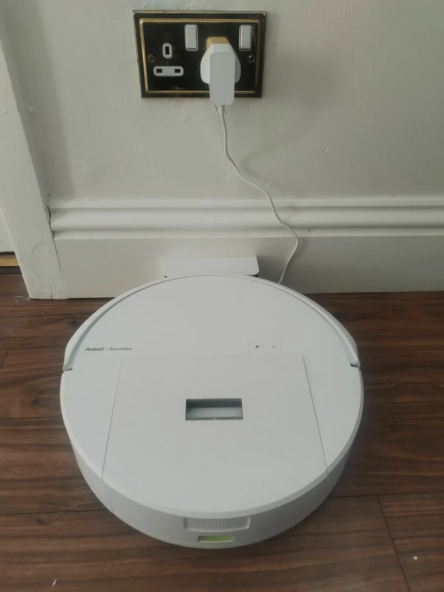 Roomba Robot Vacuum - Image 1