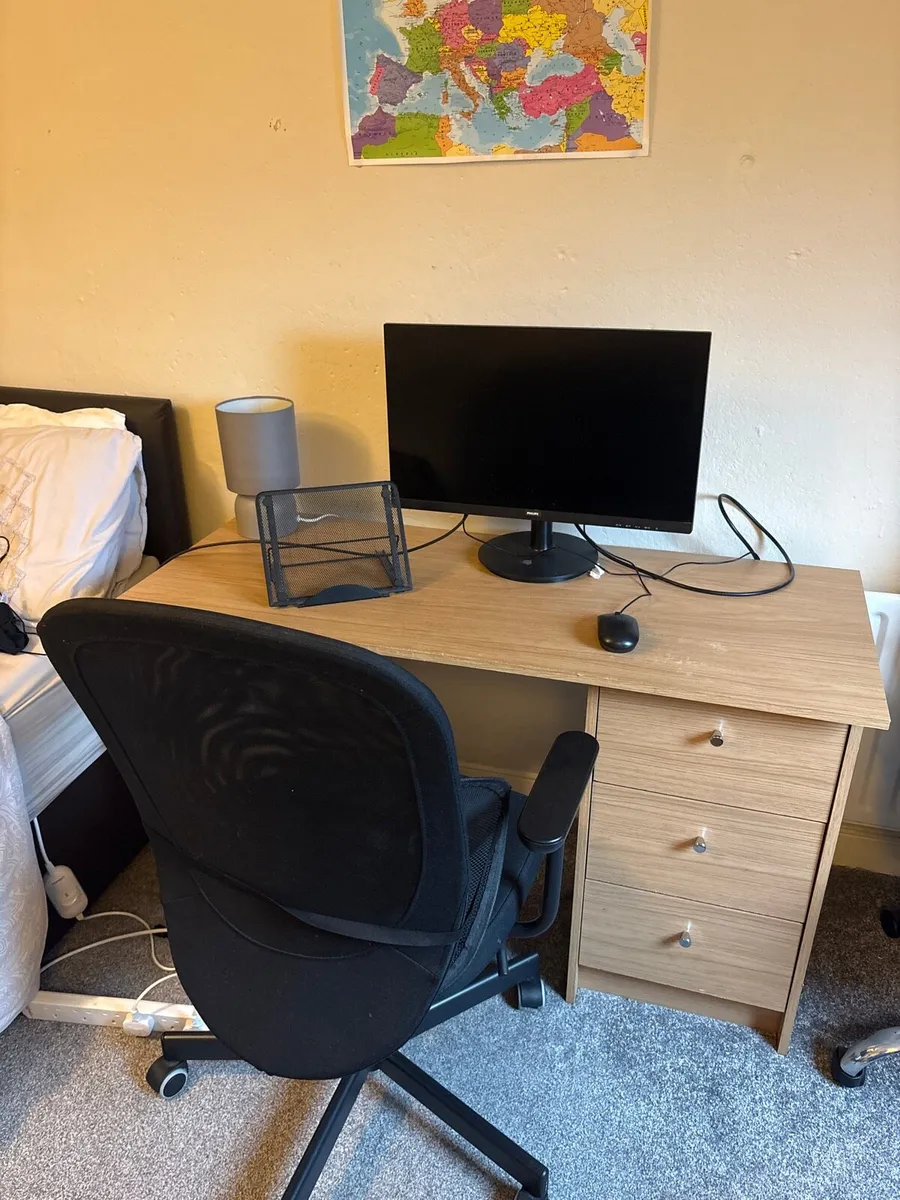 Desk and office chair - Image 1