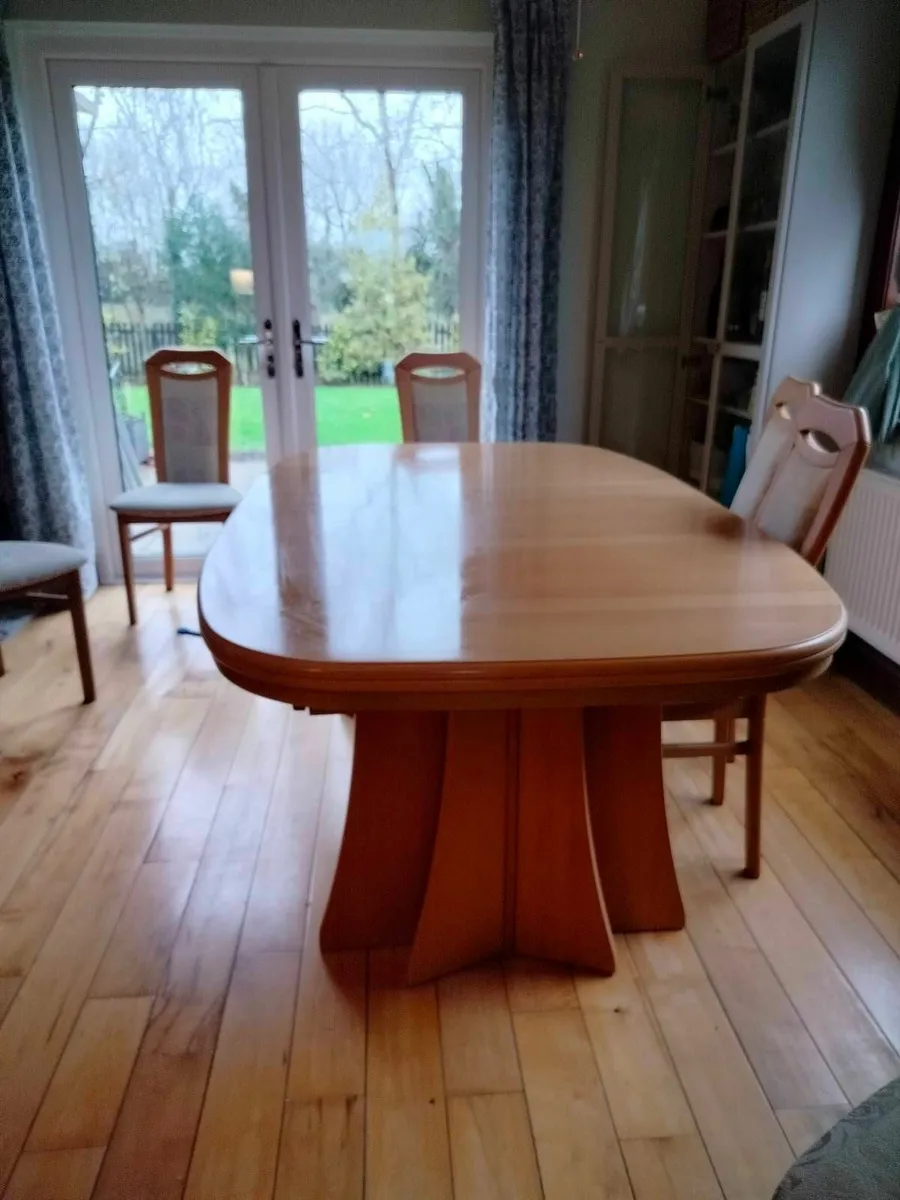 Free extendable dining table - Image 1