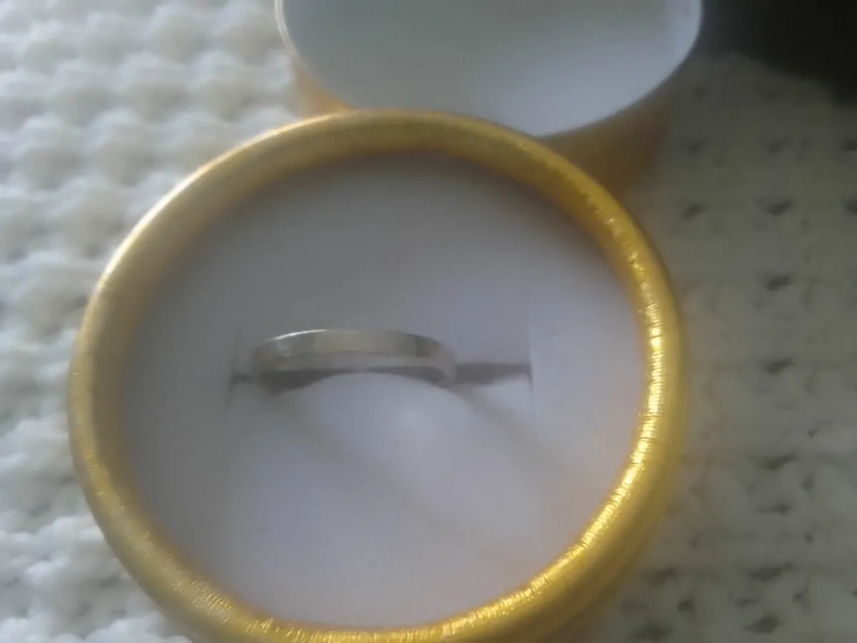 Vintage 14ct white gold slim band ring size - Image 2
