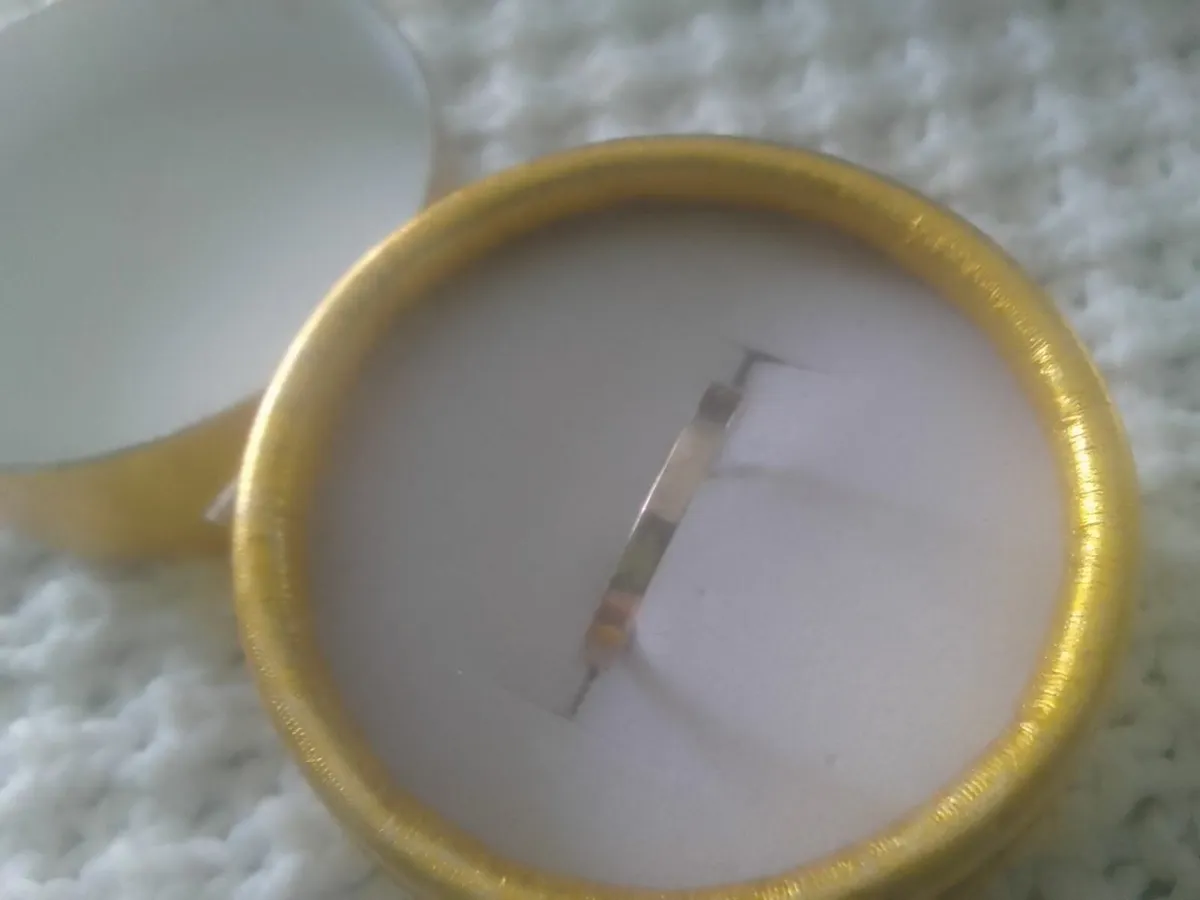 Vintage 14ct white gold slim band ring size - Image 3