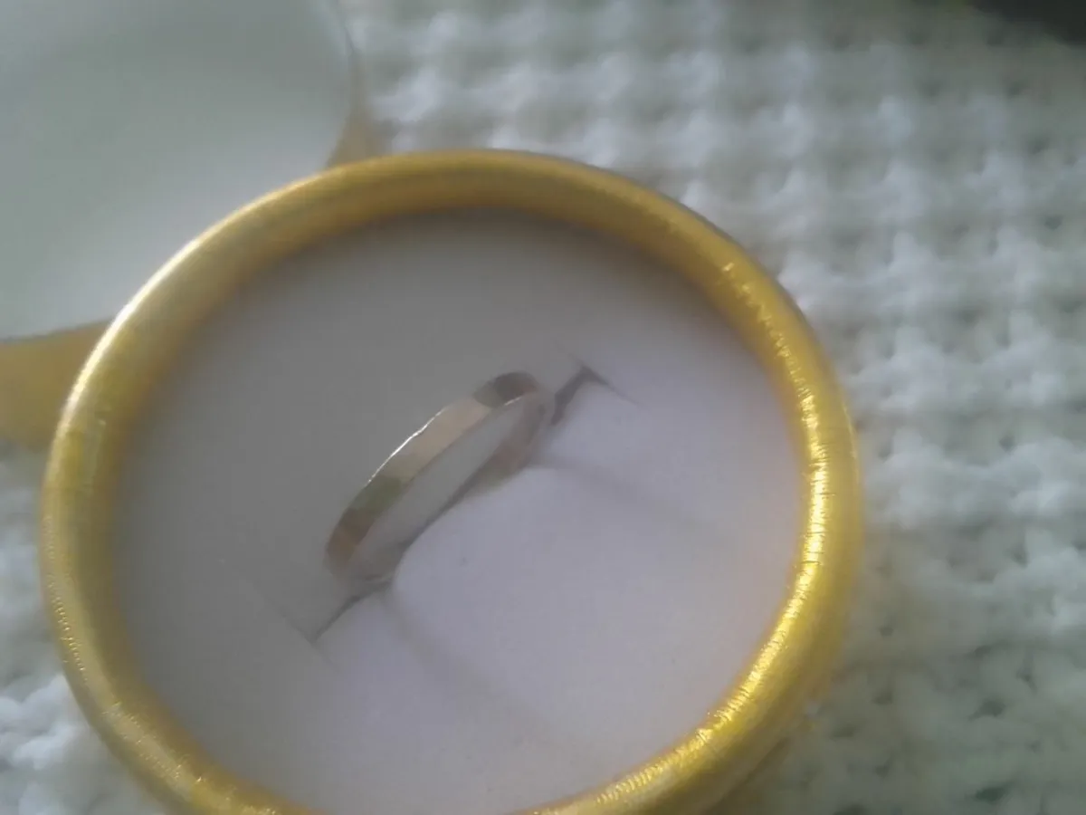 Vintage 14ct white gold slim band ring size - Image 4