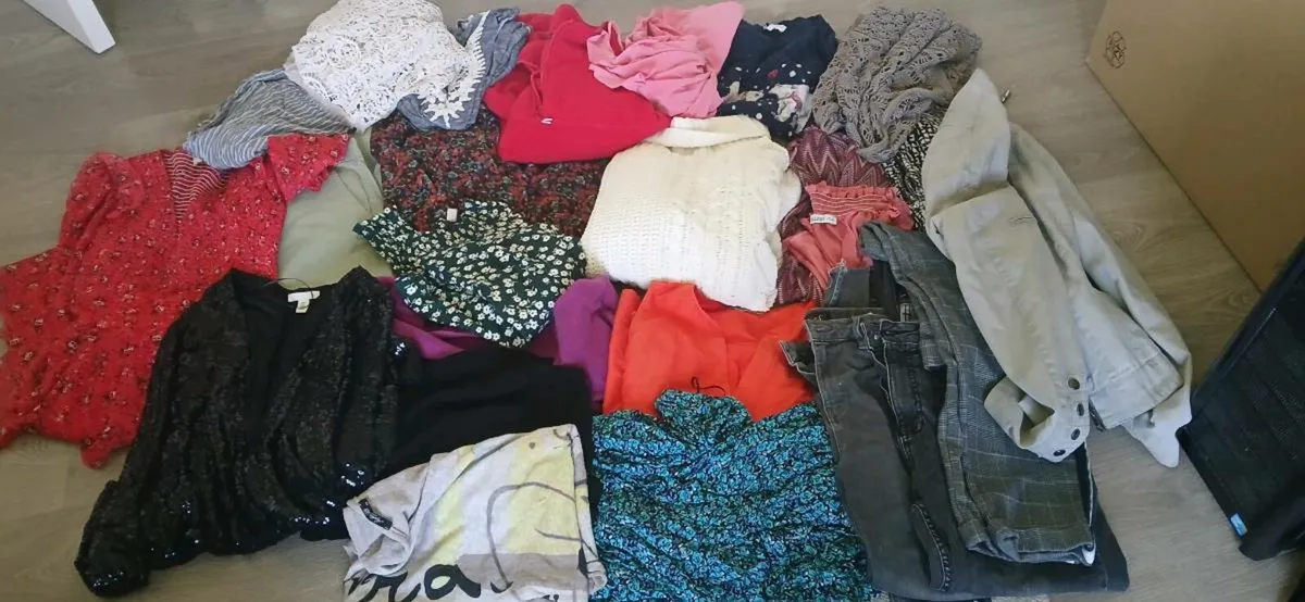 Woman's clothes - Image 1