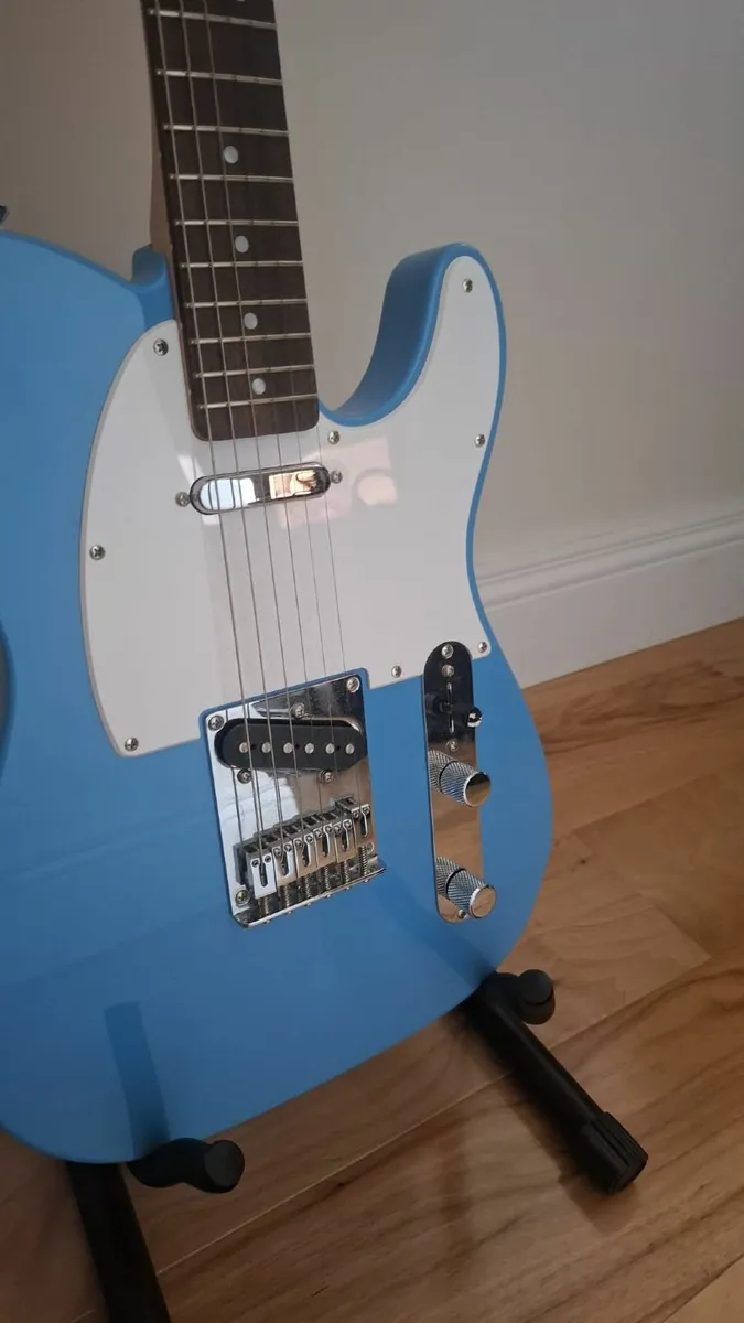 Squier sonic telecaster and amp - Image 2