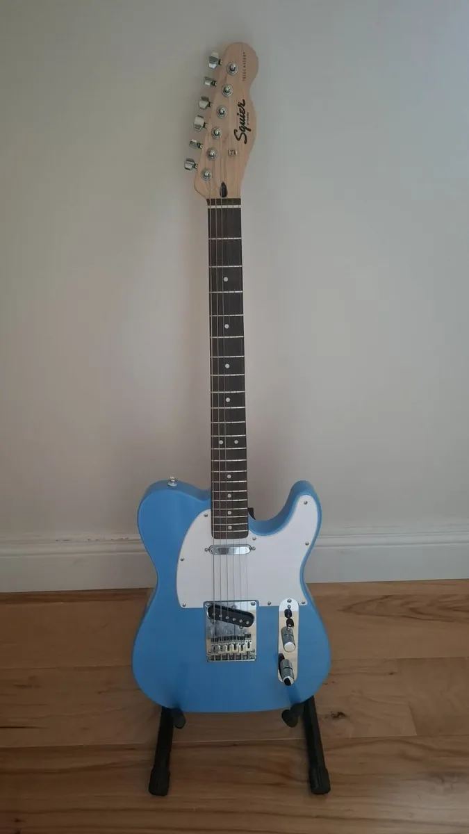 Squier sonic telecaster and amp - Image 3