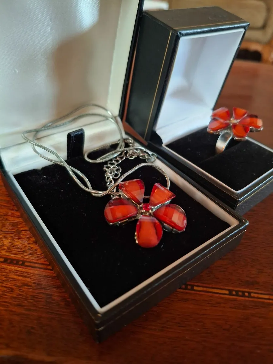 Striking two-piece vintage jewelry set... - Image 1