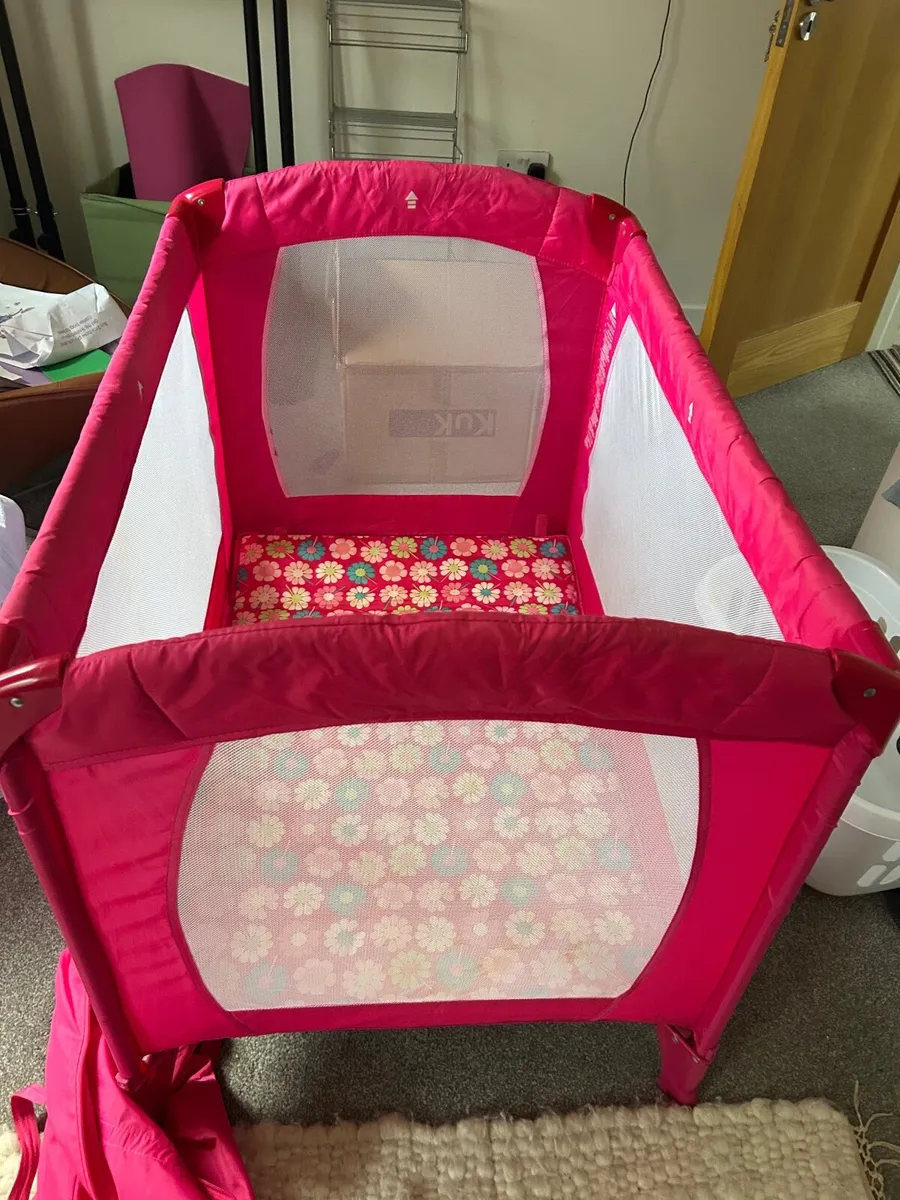 Baby travel cot - Image 1