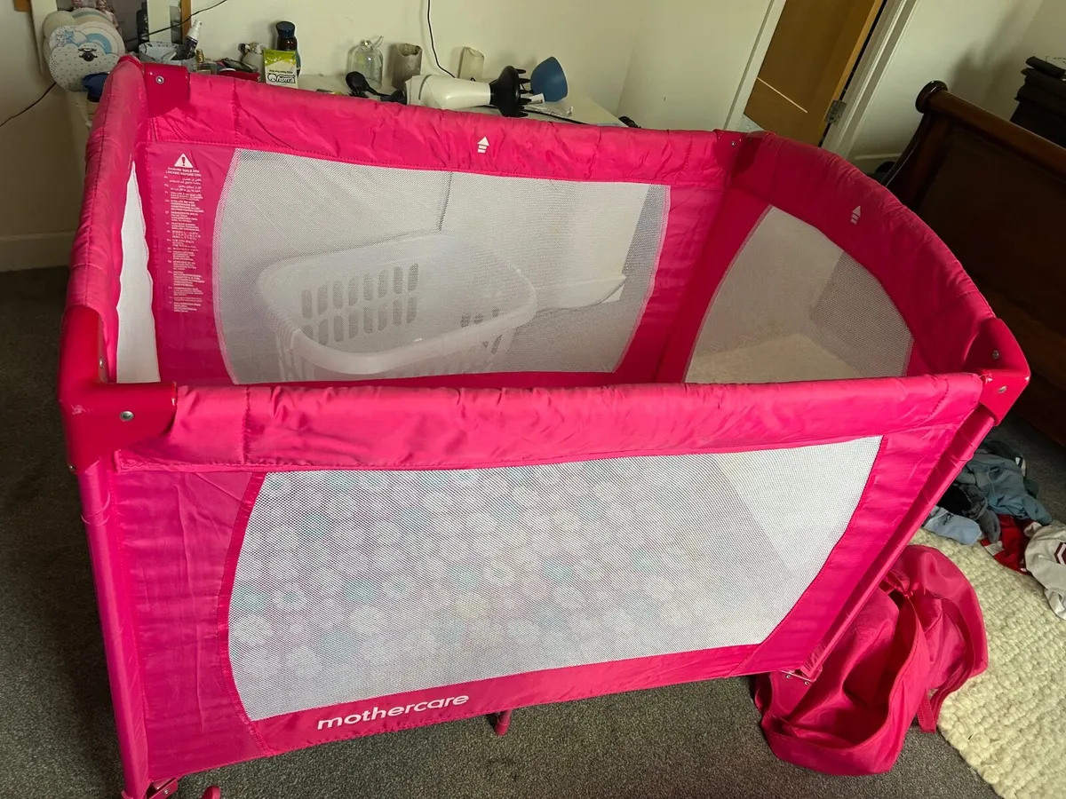Baby travel cot - Image 4