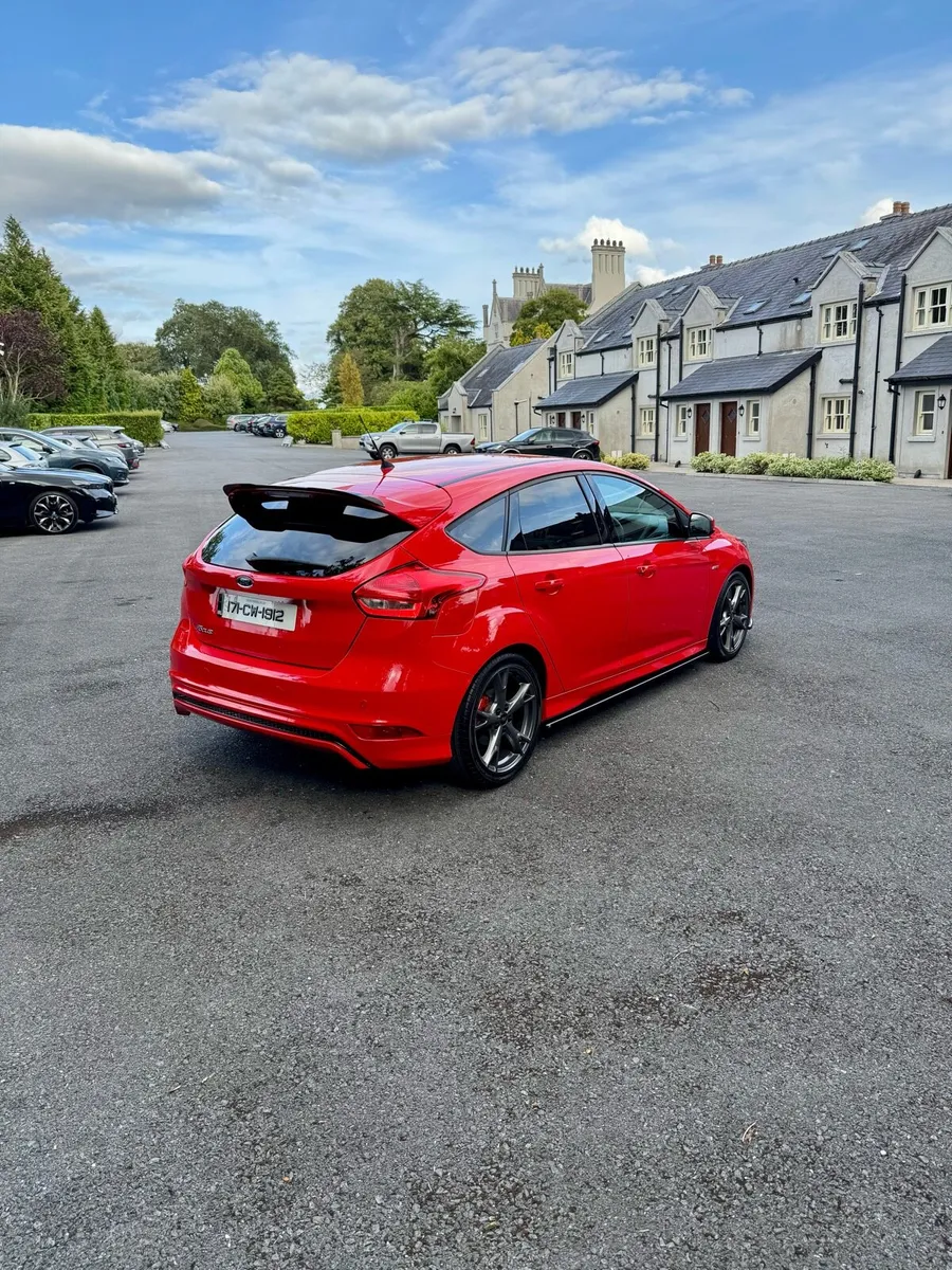 2017 Ford Focus ST Line - Image 3