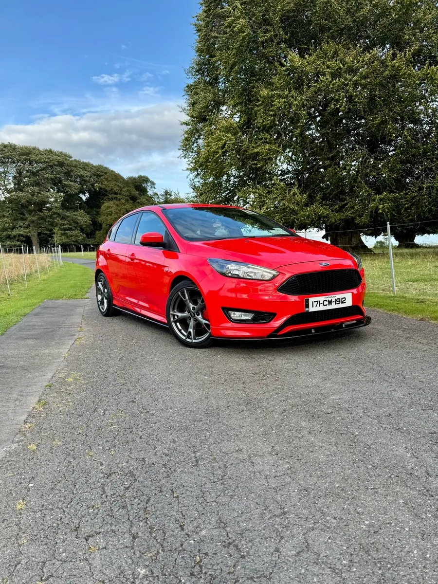 2017 Ford Focus ST Line - Image 4