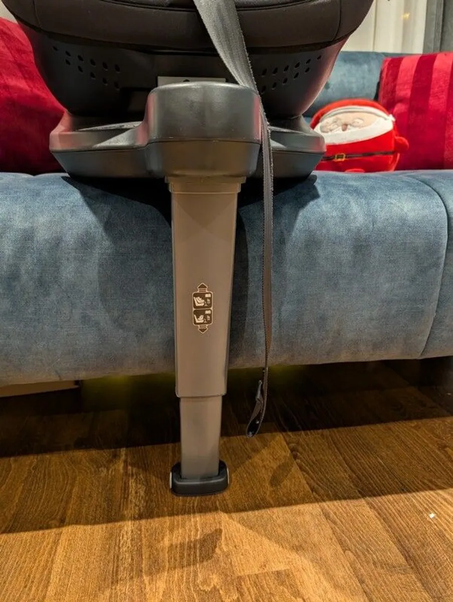 Joie i-Spin 360 Car Seat. Excellent Condition, Never in Accident - Image 4