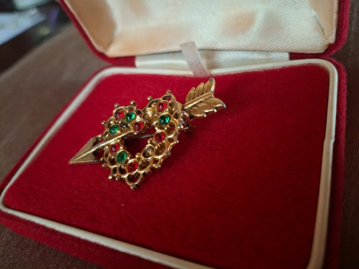 A charming and desirable vintage brooch. - Image 3