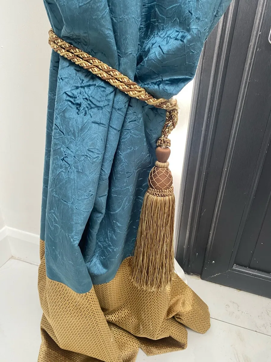 Curtains - Image 2