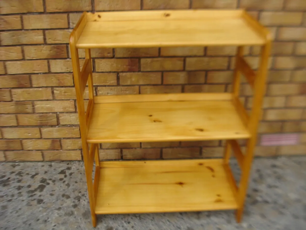 COMPACT SOLID PINE DISPLAY/BOOKSHELF UNIT. - Image 2