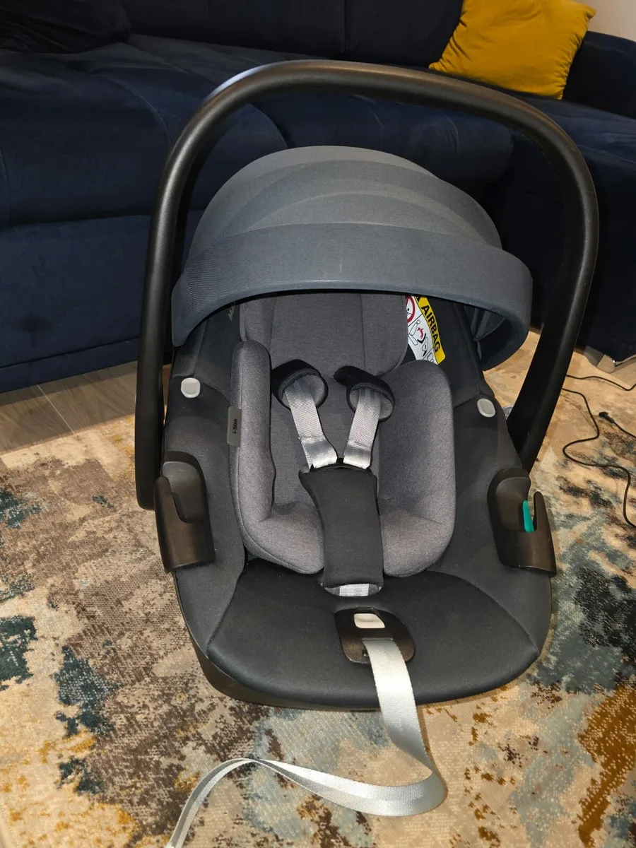 Ready to use Maxi Cosi 360 with isofix base - Image 3