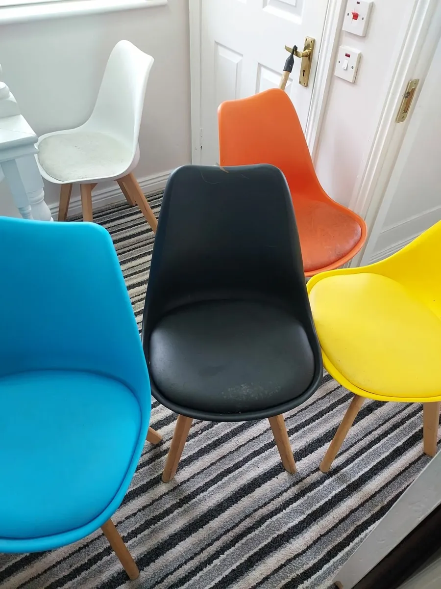 Table and chairs - Image 1