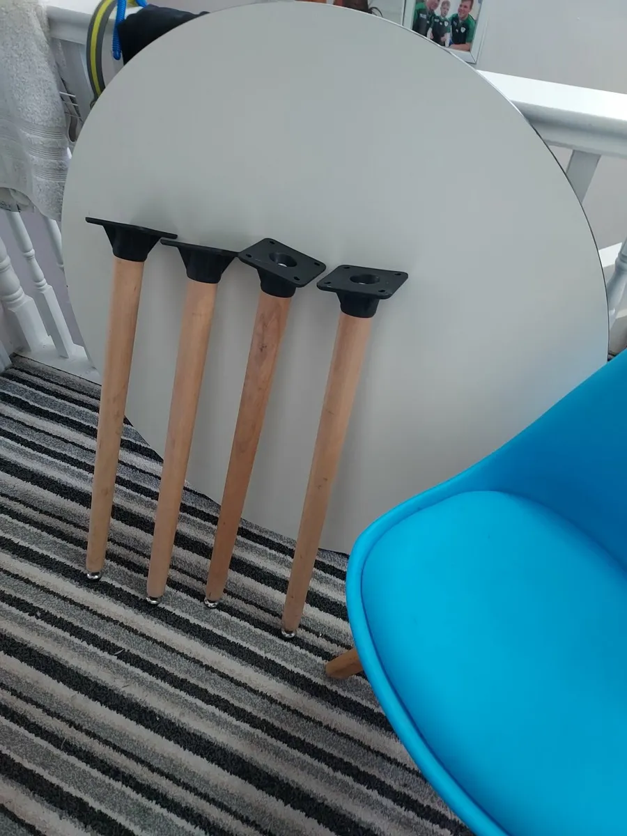 Table and chairs - Image 2