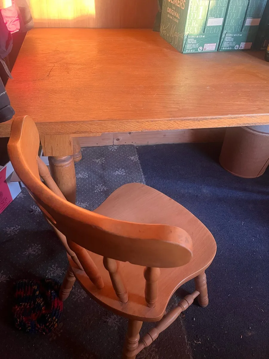 Kitchen table and 6 chairs