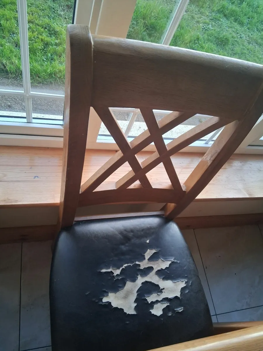 Table and chairs - Image 3