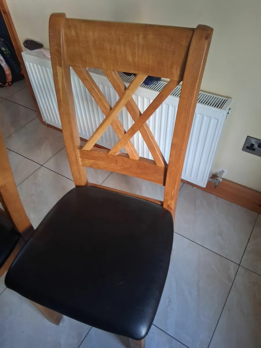 Table and chairs - Image 4