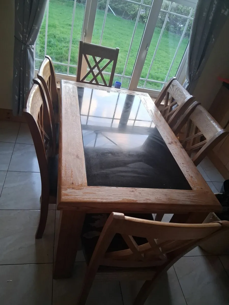 Table and chairs - Image 1