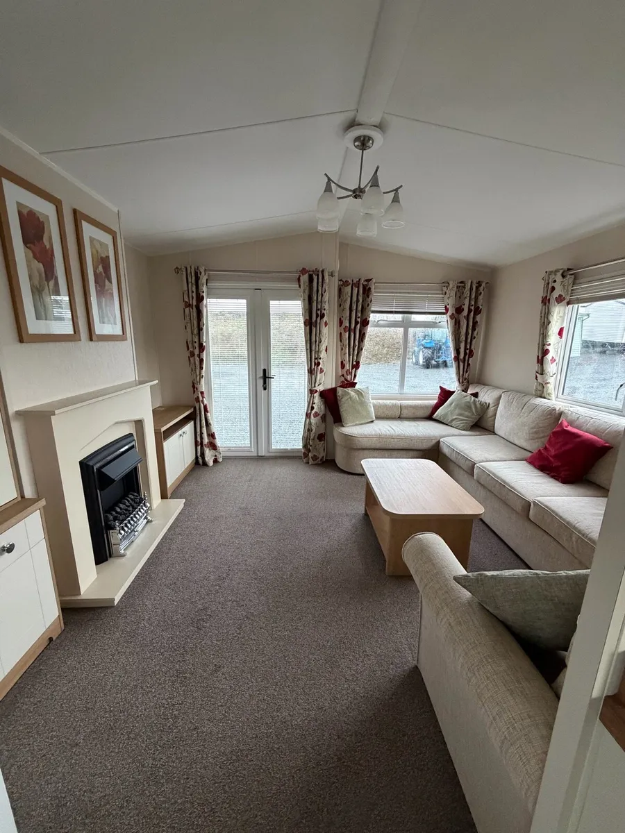 Willerby Lyndhurst 37 x 12.6 / 2 (Residential Pk) - Image 2
