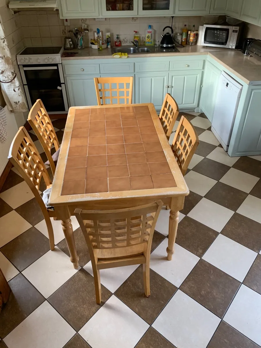 Kitchen table and chairs - Image 1