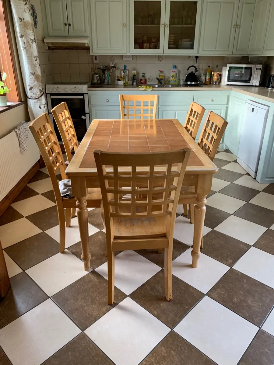 Kitchen table and chairs - Image 3