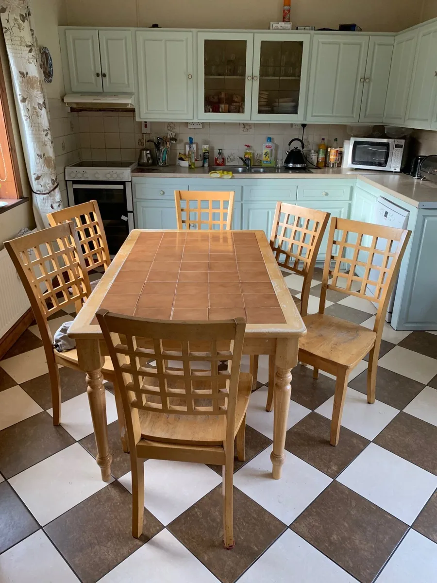 Kitchen table and chairs - Image 4