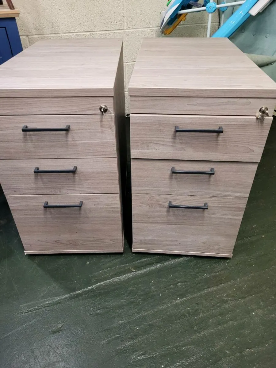 Matching office units finished in a grey and black - Image 1