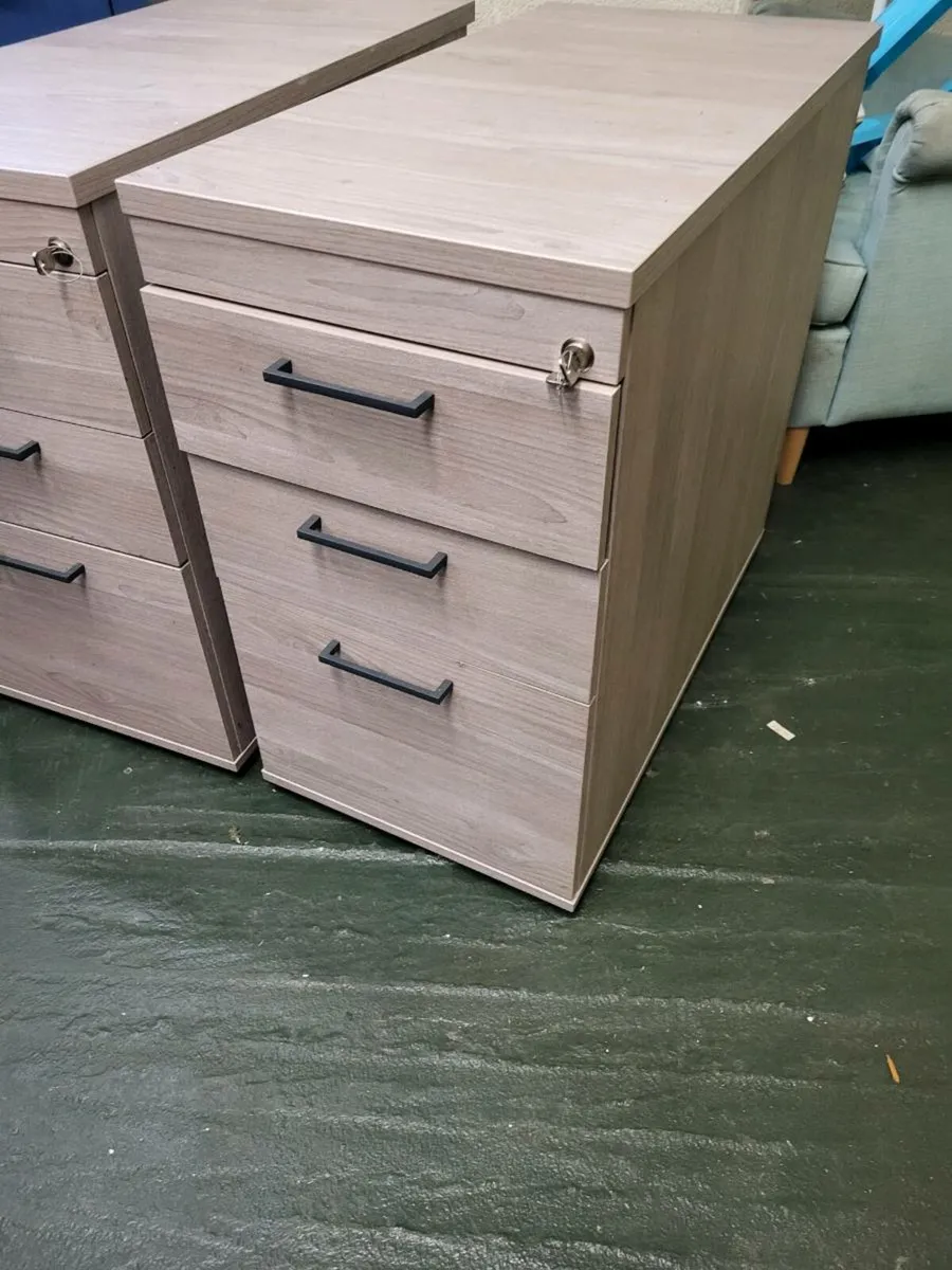 Matching office units finished in a grey and black - Image 2